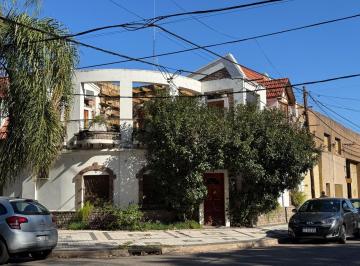 Casa · 230m² · 7 Ambientes · 2 Cocheras · Casa en Venta Barrio Refinerias.