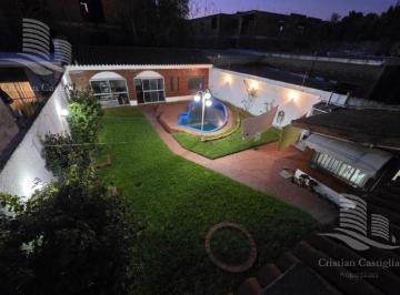 Casa · 214m² · 5 Ambientes · 2 Cocheras · Casa con Pileta y Quincho en Venta en San Fernando