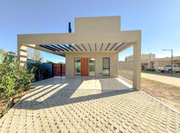 Casa · 105m² · 4 Ambientes · 2 Cocheras · Casa 2 Dorm - Condominios Dm