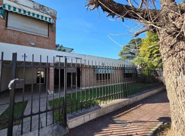 Casa · 450m² · 10 Ambientes · 2 Cocheras · Casa en Alejandro Centeno Venta