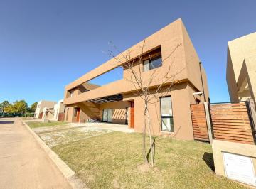 Casa · 124m² · 5 Ambientes · 2 Cocheras · Casa 3 Dorm - Condominios Dm
