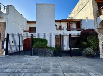 Casa de 6 ambientes, Parque Chacabuco · Casa 6 Amb. C/3 Balcones, Fondo, Parrilla, Garage en Lanza Al 2300, Pque. Cahacabuco
