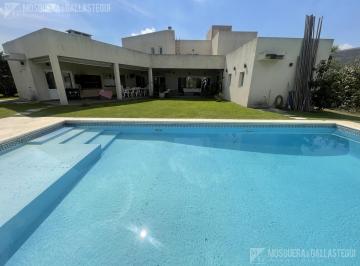 Casa · 250m² · 6 Ambientes · 2 Cocheras · Casa en Terravista
