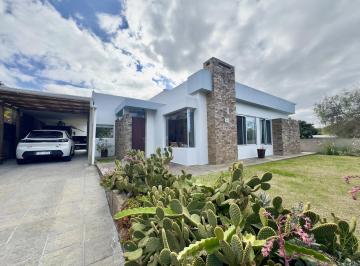 Casa · 68m² · 4 Ambientes · 1 Cochera · Casa en Venta de 2 Dorm. y Cochera a m de Rambla Costanera Colonia