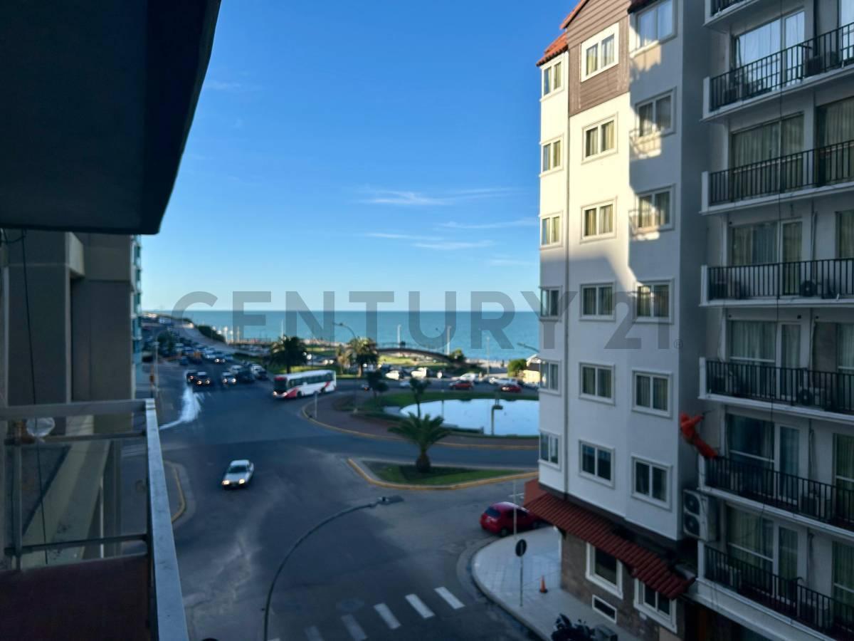 Monoambiente 33m² con balcón y vista al mar — Centro