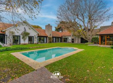 Casa · 400m² · 5 Ambientes · Excelente Residencia en Esquina del Barrio Los Troncos