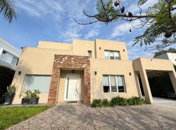 Casa · 276m² · 4 Ambientes · 4 Cocheras · Venta Muy Linda Casa Bcdo Las Camelias
