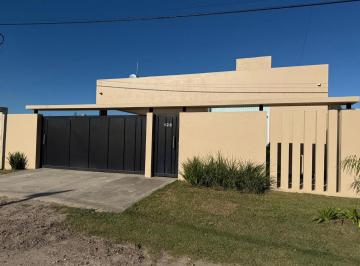 Casa · 130m² · 4 Ambientes · 2 Cocheras · Venta de Casa Tres Dorm., Los Hornos, La Plata