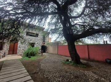 Casa · 400m² · 5 Ambientes · 2 Cocheras · Barrio La Salle: Casa en Venta / 4 Dorm. / Quincho / Jardín y Pileta