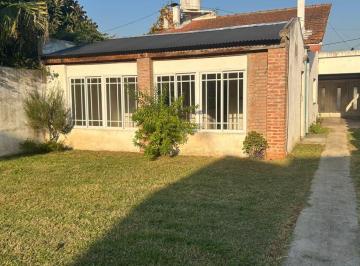 Casa · Casa con Parque y Cochera Cubierta en Excelente Ubicacion!
