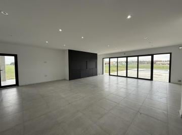 Casa · 200m² · 5 Ambientes · 3 Cocheras · Casa en Venta de 4 Dorm. en Barrio Privado