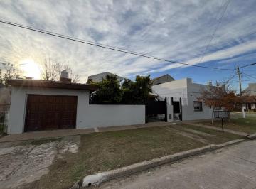 Casa · 106m² · 4 Ambientes · 2 Cocheras · Muy Buena Casa en Esquina de 4 Ambientes con Local