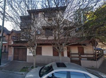 Casa · 140m² · 5 Ambientes · 2 Cocheras · Triplex 4 Dorm, 3 Baños. Gje. B° Guemes