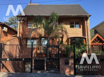 Casa · 480m² · 4 Dormitorios · 4 Cocheras · Casa en Venta - Bernal