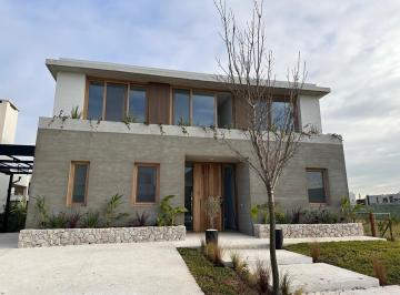Casa · 280m² · 8 Ambientes · 1 Cochera · Casa - Carpinchos