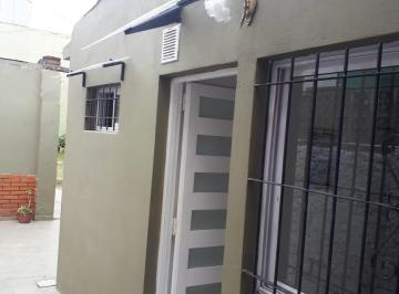 DISPONIBLE JULIO 2025!!!!!!!PH POR PASILLO , CON FONDO COMPARTIDO, DOS DORMITORI · La Tablada Alquiler Casa Fondo