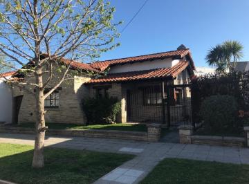 Casa de 5 ambientes, Miramar · Chalet en Venta en Calle 11 Entre 36 y 38.