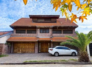 Casa · 414m² · 5 Ambientes · 2 Cocheras · Excelente Casa en Venta de 2 Plantas, con Jardín, Pileta y Cochera Para 2 Autos - Martínez