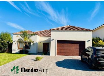 Casa · 240m² · 4 Ambientes · 6 Cocheras · Casa en Venta en Barrio El Rebenque