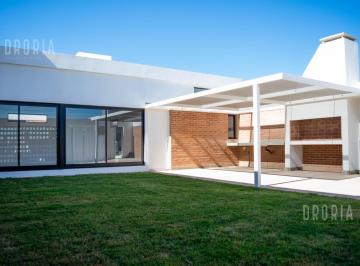 Casa · 83m² · 5 Ambientes · 1 Cochera · Casa con Gran Diseño en Docta.
