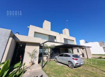 Casa · 120m² · 4 Ambientes · 1 Cochera · San Ignacio! Muy Amplio! Impecable