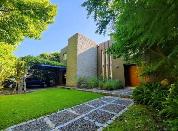 Casa · 406m² · 8 Ambientes · 4 Cocheras · Casa en Alquiler Temporario Tigre 8 Ambientes