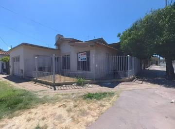 Casa · 116m² · 4 Ambientes · 1 Cochera · Venta Casa y Local Comercial en Villa Tesei 4 Amb.