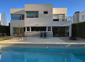 Casa · 300m² · 5 Ambientes · 1 Cochera · Casa en Venta en Rumenco