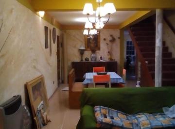 Quinta vacacional · 180m² · 3 Dormitorios · 1 Cochera · Vende Casa Dos Plantas 5 Amb + Local + Piscina