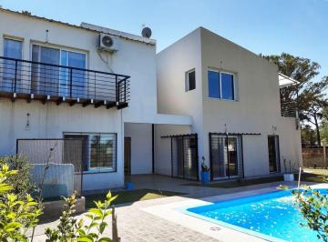 Casa · 320m² · 6 Ambientes · 2 Cocheras · Casa Quinta Moderna 320 m² + Pileta + Chocheras