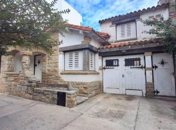 Casa · 220m² · 5 Ambientes · 1 Cochera · Venta Casa 4 Ambientes con Departamento y Garage