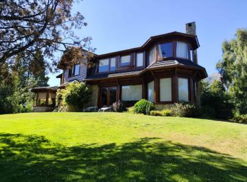 Casa · 329m² · 8 Ambientes · 3 Cocheras · Casa en Venta Estilo y Comodidad en Arelauquen