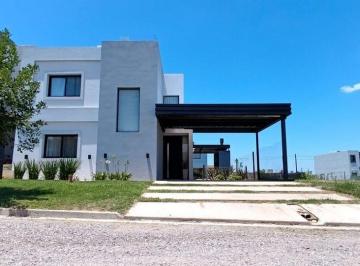 Casa · 191m² · 8 Ambientes · 1 Cochera · Venta Amplia Casa Barrio Tejas IV - Categoria