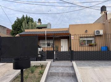 Casa · 80m² · 3 Ambientes · 2 Cocheras · Venta Casa 3 Amb Quincho y Jardin en Villa de Mayo
