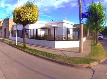 Casa · 133m² · 5 Ambientes · 1 Cochera · Venta Casa 2 Dorm. y Jardín en Cap. Bermudez