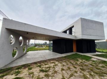 Casa · 190m² · 4 Ambientes · 2 Cocheras · En Venta Casa Moderna a Estrenar 3 Dorm.