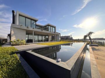 Casa · 400m² · 5 Ambientes · 4 Cocheras · Única Casa en Barrio Marinas con Vista Al Agua!