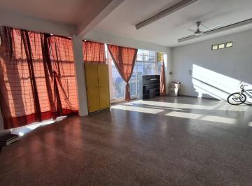 Oficina comercial · 67m² · Alquiler de Amplio Salon en Primer Piso en Quilmes Centro