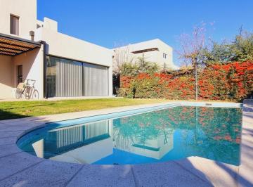Casa · 188m² · 5 Ambientes · 1 Cochera · Venta Casa de 3 Dorm con Pileta - B° Villa Muluen, Plottier