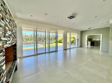 Casa · 234m² · 5 Ambientes · 1 Cochera · Casa en Alquiler en Los Lagos, Nordelta