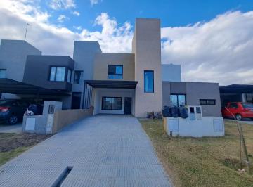Casa · 120m² · 5 Ambientes · 1 Cochera · 3 Dorm - 3 Baños - Living Comedor - Cocina - Patio - Cochera - Duplex - Casa - Alquiler