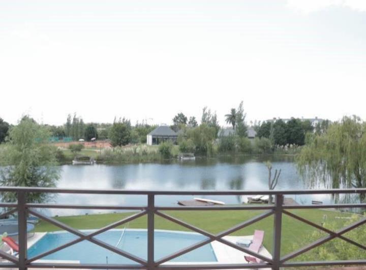 Casa · 330m² · 4 Ambientes · 1 Cochera