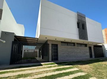 Casa · 145m² · 4 Ambientes · Duplex en Alquiler en Lomas de Manantiales 3 Dorm.