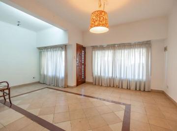 Casa · 130m² · 5 Ambientes · 1 Cochera · Casa en Venta en Banfield, Cerca Facultad Unla