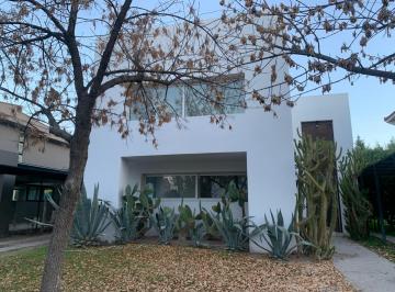 Casa · 400m² · 4 Ambientes · 2 Cocheras · Casa en Club de Campo