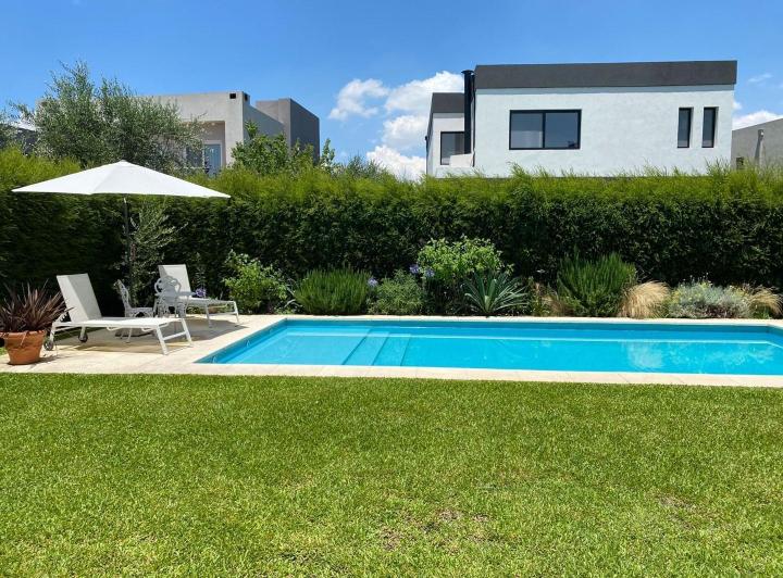 Casa · 230m² · 5 Ambientes · 2 Cocheras