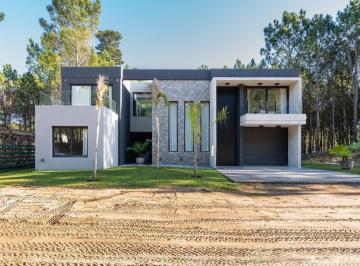 Casa · 320m² · 5 Ambientes · 2 Cocheras · Casa en Pioneros