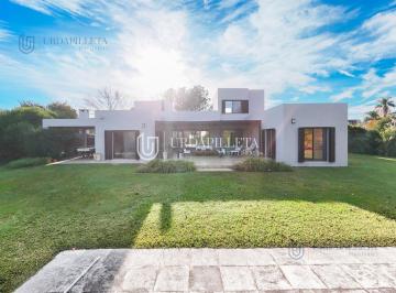 Casa · 237m² · 5 Ambientes · 4 Cocheras · Casa en Venta en Estancias del Pilar - Barrio Champagnat