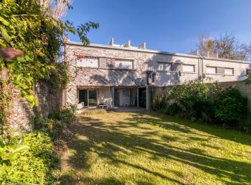 Casa · 110m² · 5 Ambientes · 1 Cochera · Duplex a Frente de 2 Dorm.
