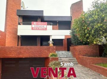 Casa · 270m² · 3 Dormitorios · 4 Cocheras · Oportunidad Chalet 3 Plantas con Piscina a Refaccionar - Divino Rostro